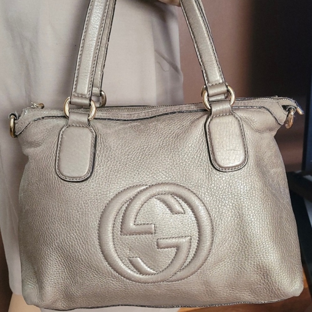 Gucci Silver metallic pebbled soho shoulder bag